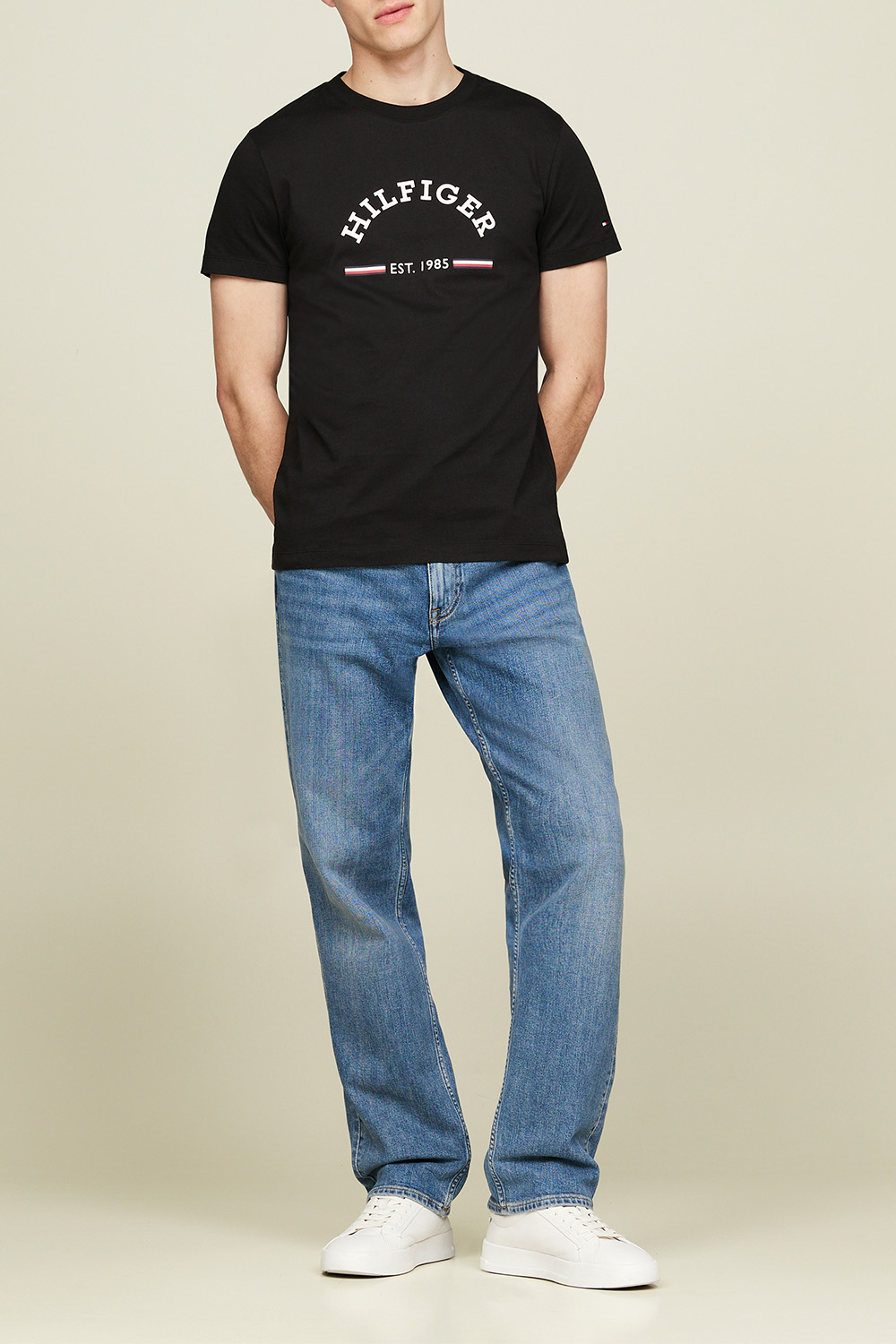 תמונת כל הלוק של חולצת טי TOMMY HILFIGER